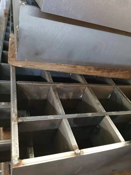 河北插接鋼格柵板?和麻花鋼格柵板的區(qū)別